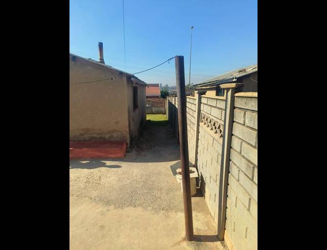 2 BEDROOM HOUSE FOR SALE IN MOFOLO CENTRAL